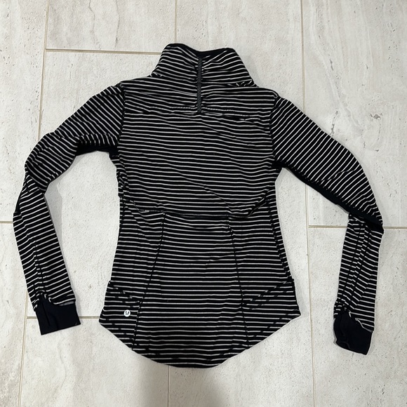 Lululemon - ready to rulu half zip size 6 good condition - Picture 2 of 3